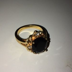 Gold ring with 1 black and 4 clear crystals!